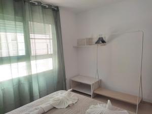 a bedroom with a shower and a bed and a window at Apartament La Morra in Sant Carles de la Ràpita