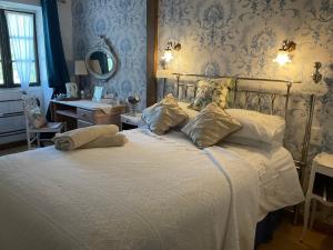 a bedroom with a bed with a desk and a mirror at Le Jardin de Rose 24 FEUILLEBERT Romagne 86700 in Romagne