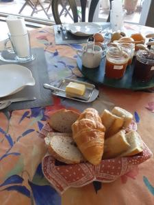 einen Tisch mit Brot, Croissants und Butter in der Unterkunft Antony Real in Orange