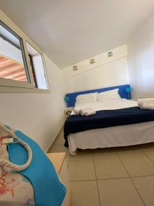 Schlafzimmer mit einem Bett und einem Fenster in der Unterkunft Casa Vacanze Il Giardino Dei Girasoli in Marina di Ragusa