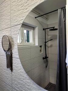 y baño con espejo y ducha. en Countryside Family Retreat, en Šibenik