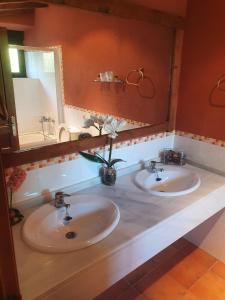 Baño con 2 lavabos y espejo en Hostal La Plata, en Oropesa