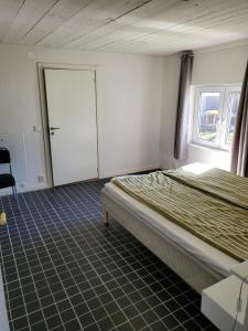 A bed or beds in a room at Pensionat Strandhuset i Abbekås