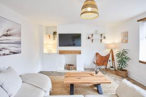 Host & Stay - Tally House في West Rainton: غرفة معيشة مع أريكة وطاولة قهوة
