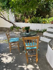 two chairs and a table and a table and chairs at Theoni's village apartment I in Kalamata