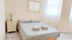 una camera con un letto con due cuscini sopra di Centric 2 bedrooms Apartment near to the beach - by TENERIFEHINTS a El Médano