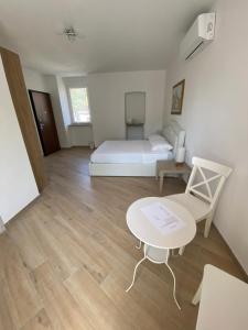 Posteľ alebo postele v izbe v ubytovaní Around Lago Maggiore rooms