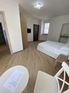 Posteľ alebo postele v izbe v ubytovaní Around Lago Maggiore rooms