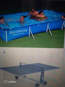 un hombre en una piscina con una mesa en Villa Conte in Salento, en Francavilla Fontana