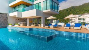 una piscina frente a un edificio en Grand Kata VIP - Kata Beach, en Kata Beach