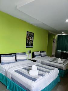 Postel nebo postele na pokoji v ubytování Metroinn Hotel