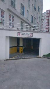 un garaje frente a un edificio en Carmen Suite Tuyap, en Beylikduzu