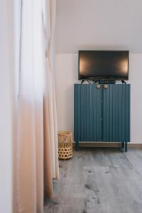 TV a/nebo společenská místnost v ubytování Kardamom Studio Apartman