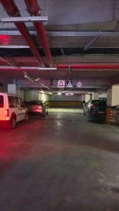 un aparcamiento con coches aparcados en un garaje en Carmen Suite Tuyap, en Beylikduzu