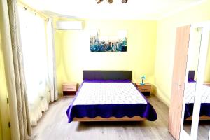 a bedroom with a bed with a blue and white blanket at Apartment modern in Sulina in Sulina