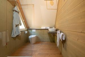 A bathroom at Il Castagno Toscana Glamping