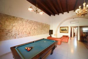 - un billard dans le salon doté d'un canapé dans l'établissement Syracusia, à Syracuse