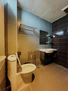 La salle de bains est pourvue de toilettes et d'un lavabo. dans l'établissement Metroinn Hotel, à Arau