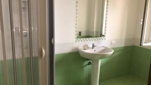 サン・ジョルジョ・イオーニコにあるCasa Antoの緑豊かなバスルーム(シンク、鏡付)