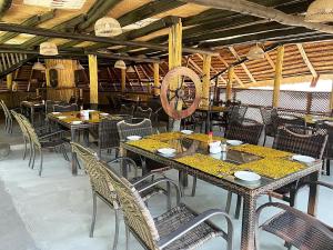 Restaurace v ubytování Kambiri Beach by Serendib