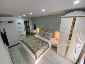 1 dormitorio con 1 cama y 1 habitación con espejo en Şiva Pera Hotel & SPA, en Estambul