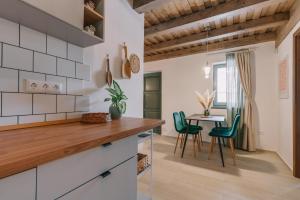 Kuchyň nebo kuchyňský kout v ubytování Kardamom Studio Apartman