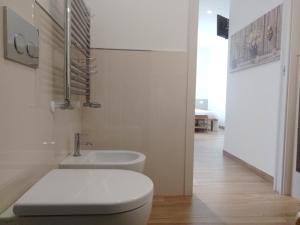 ein weißes Bad mit einem WC und einem Waschbecken in der Unterkunft L'ATTICO Bed & Breakfast in San Benedetto del Tronto