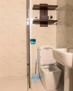 ラゴスにあるSigma Base Apartmentsのバスルーム(トイレ、洗面台付)