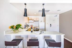 Dapur atau dapur kecil di Couple's Escape on the Esplanade with Pool & Balcony