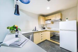 Dapur atau dapur kecil di Couple's Escape on the Esplanade with Pool & Balcony