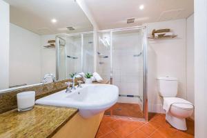 Bilik mandi di Couple's Escape on the Esplanade with Pool & Balcony