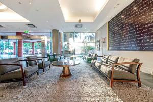 Ruang duduk di Couple's Escape on the Esplanade with Pool & Balcony