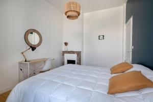 Giường trong phòng chung tại Charmant appartement vue mer au coeur du Croisic
