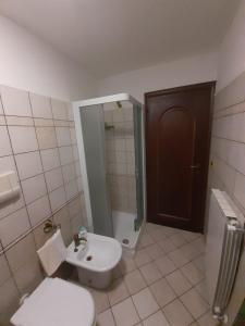y baño con aseo, lavabo y ducha. en Porta del Colle, en Roccavivara