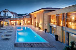 a swimming pool in the middle of a building at Ayurveda Resort MANDIRA in Bad Waltersdorf