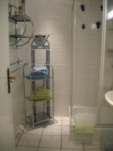 La salle de bains est pourvue d'une douche et d'un porte-serviettes à côté d'une baignoire. dans l'établissement Sahneschnittchen, à Hage