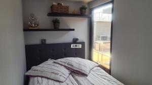 - une chambre avec un lit, un miroir et une fenêtre dans l'établissement Hausboot La Mare Gabi, à Weyhe