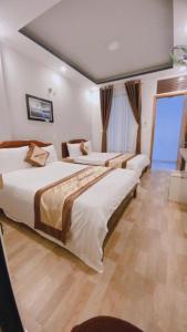 Postel nebo postele na pokoji v ubytování Minh Quan Hotel