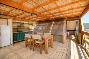 A kitchen or kitchenette at Il Castagno Toscana Glamping