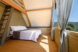 A bed or beds in a room at Il Castagno Toscana Glamping