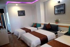 Postel nebo postele na pokoji v ubytování Minh Quan Hotel