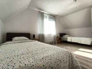 - une chambre avec un grand lit et une fenêtre dans l'établissement Dom w sercu Gdańska, à Gdańsk
