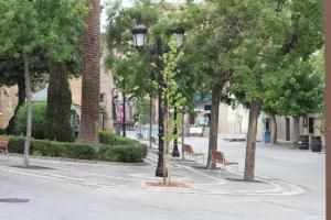 un parco con panchine, un semaforo e alberi di Casa Angeline Azul 1 By KubiK a Cáceres
