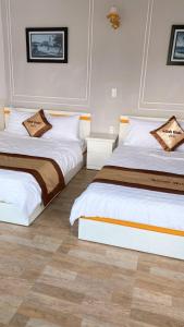 Postel nebo postele na pokoji v ubytování Minh Quan Hotel