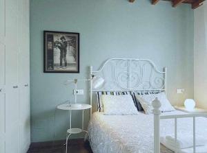 a bedroom with a white bed and a table at Casa cerca de la playa - Casa da Cuncheira in Carnota