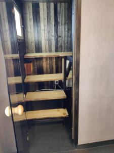 Zimmer mit Holzregalen in einem Zimmer in der Unterkunft Tuura in Orivesi
