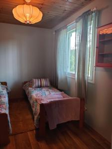 1 Schlafzimmer mit 2 Betten und einem Fenster in der Unterkunft Tuura in Orivesi