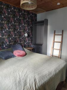 ein Schlafzimmer mit einem großen Bett mit Blumentapete in der Unterkunft Tuura in Orivesi