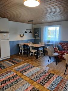eine Küche und ein Esszimmer mit einem Tisch und Stühlen in der Unterkunft Tuura in Orivesi