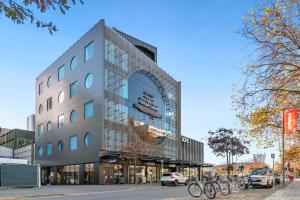 a building with bikes parked in front of it at Christchurch City Hotel in Christchurch